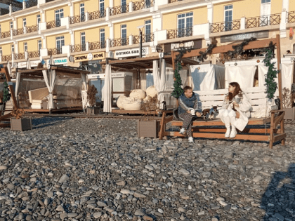 В Сочи на пляжах в январе купаются, кормят чаек, и наслаждаются теплом