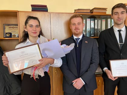 Депутат ЗСК Сергей Носов вручил именную денежную стипендию двум студентам из Тихорецка