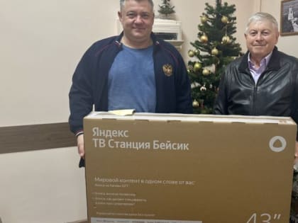 Владимир Елединов вручил новогодние подарки активным работникам ТОС 