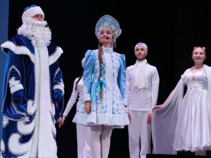 Шумно и ярко в Каневском РДК прошел традиционный парад Дедов Морозов