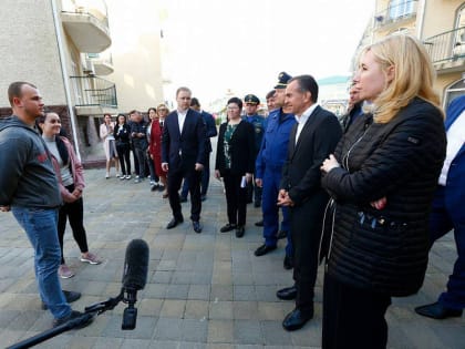 Губернатор и прокурор Кубани встретились с прибывшими в Анапу жителями Запорожской и Херсонской областей