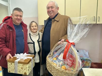 Владимир Елединов и Александр Захаров поздравили ветерана Великой Отечественной войны Александру Ануфриеву с Новым 2024 годом