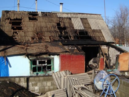 В посёлке Мостовском у многодетной семьи Самойловых сгорел дом