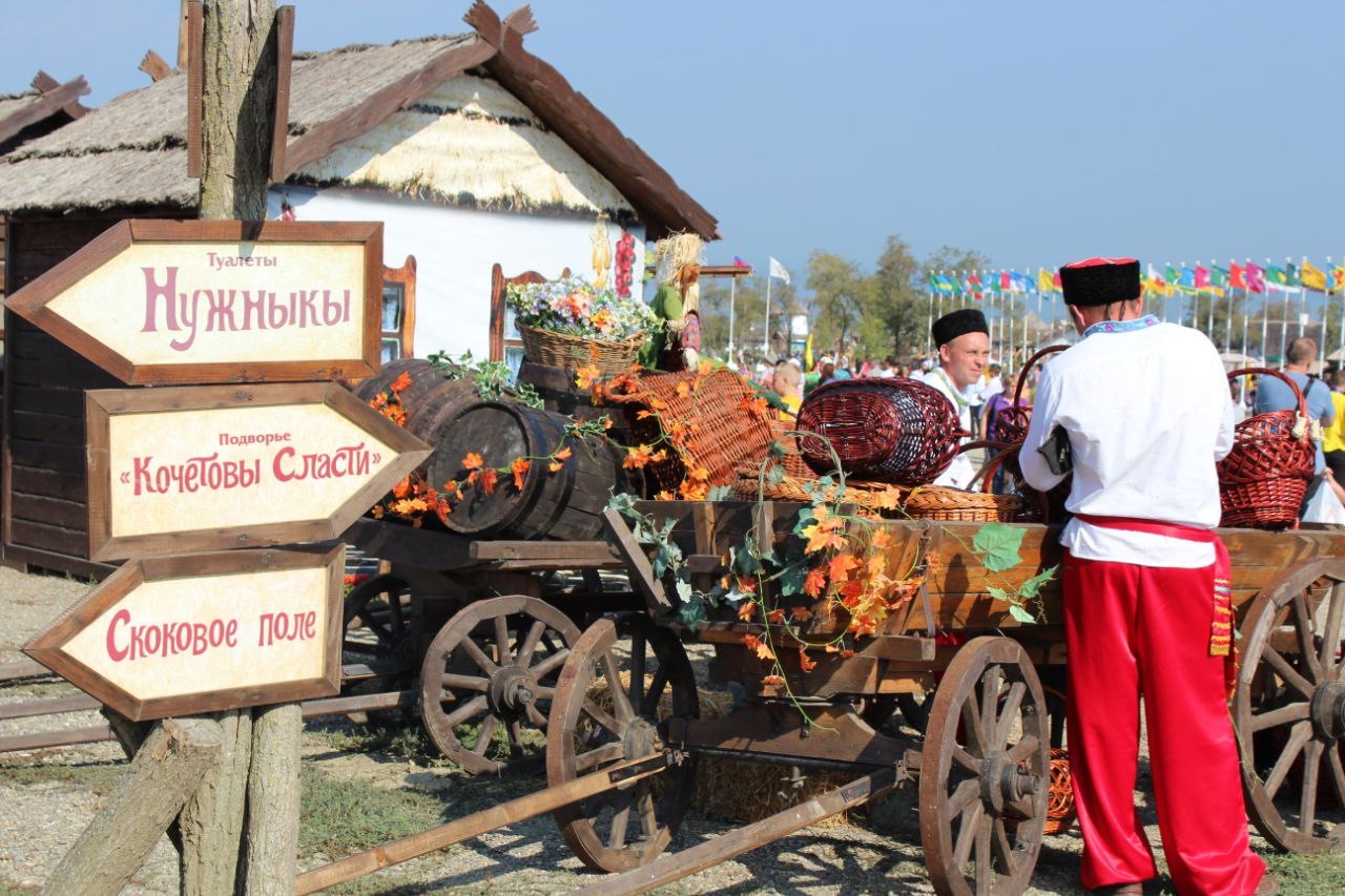 Станица казачья краснодарский. Казачья станица Атамань Тамань Краснодарский. «Атамань» Казачья станица - этнографический комплекс. Казачья станица "Атамань" Тамань,. Казацкая станица Атамань.