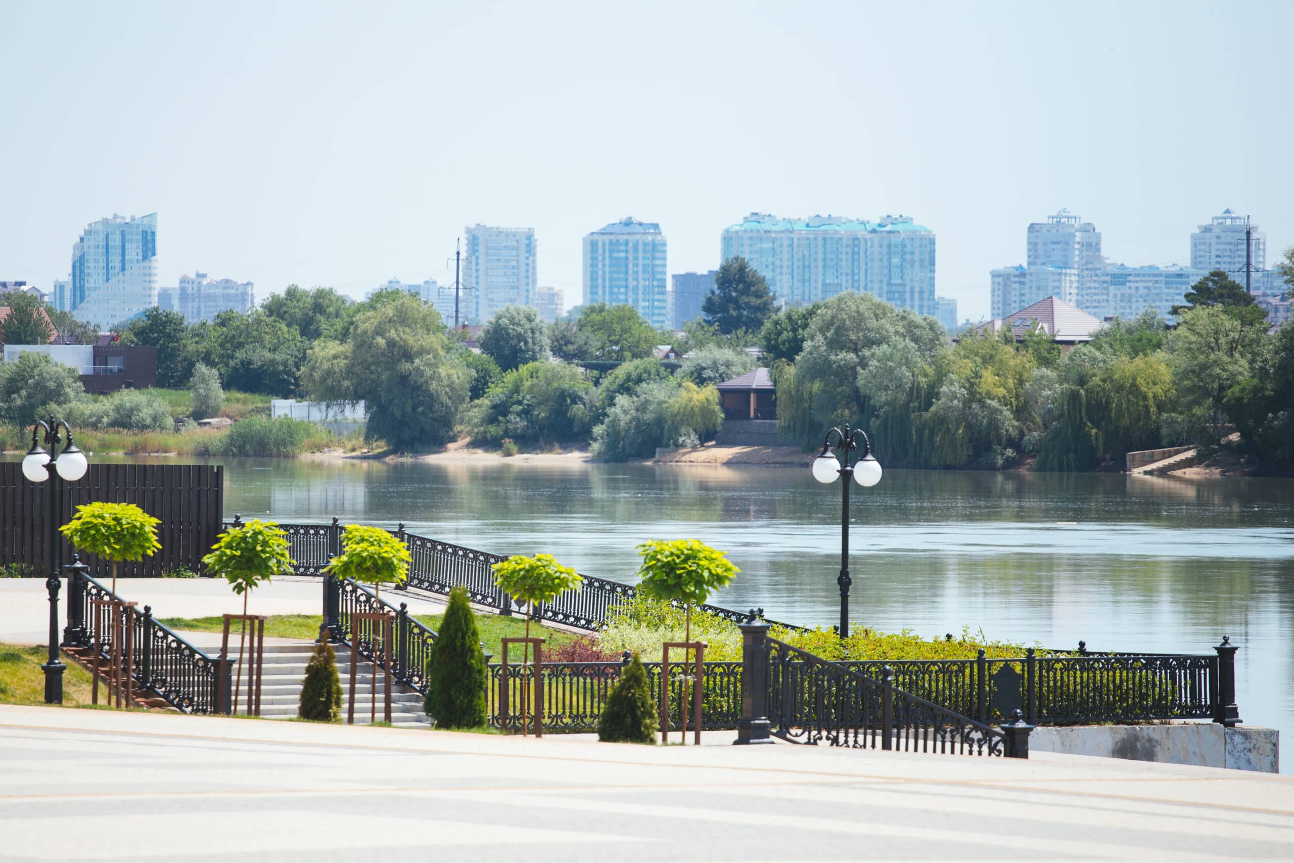 Где в краснодаре можно. Краснодар набережная реки Кубань. Набережная Кубани в Краснодаре. Река Кубань Краснодар Гидрострой. Кубанская набережная Краснодар.