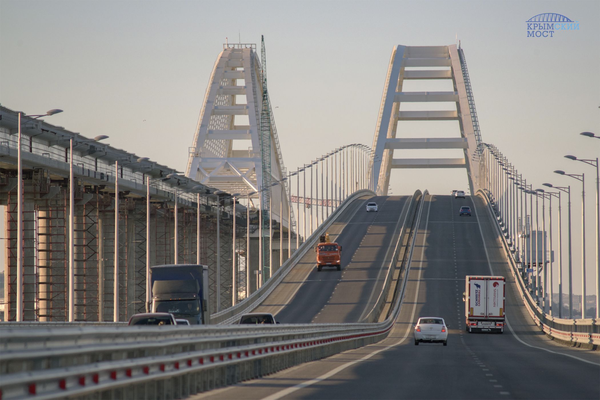 Автомобиль едет по мосту со скоростью. Крымский мост Автодорожный. Мост Краснодар Крым. Автомобильная трасса Крымского моста. Трасса Крымский мост.