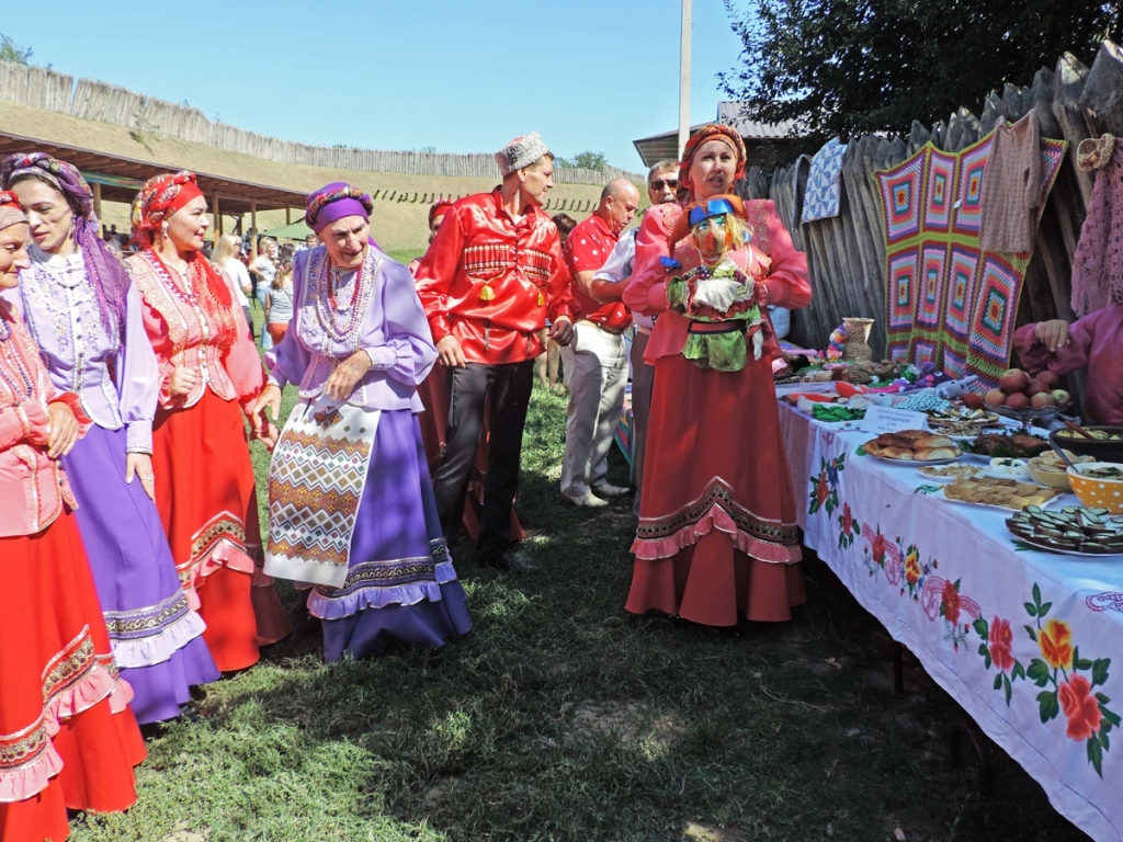 Погода усть краснодарское. Казаки гуляют. Гуляй казак. Казачья застава Усть Лабинск. Лабинск население.