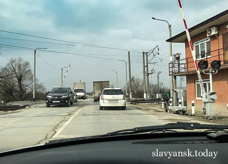 Переехавшие на кубань. ЖД переезд Славянск на Кубани. Железнодорожный переезд Славянский. Славянск на Кубани переезд. Переезд на Кубань.