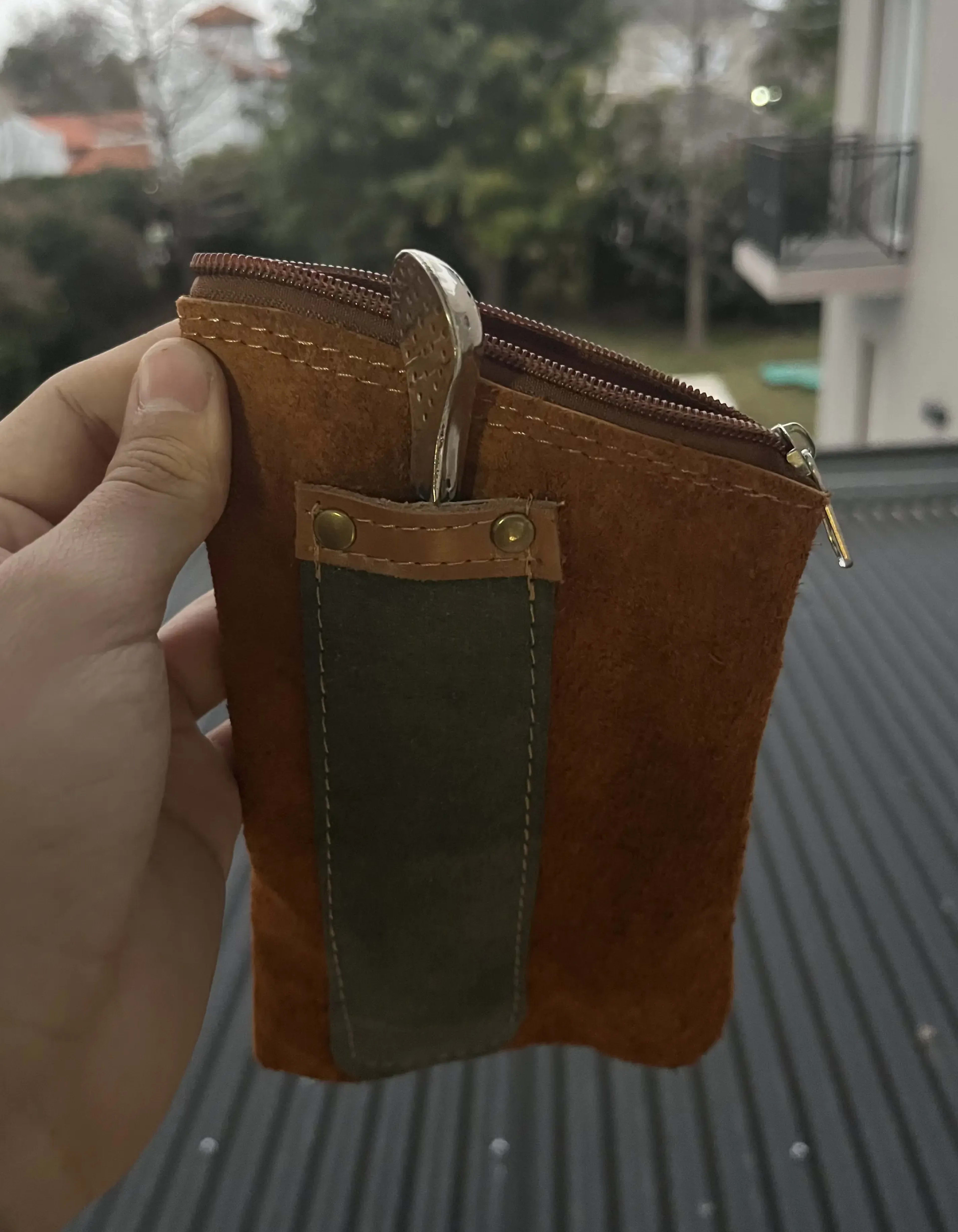 Yerbero de gamuza con bolsillo