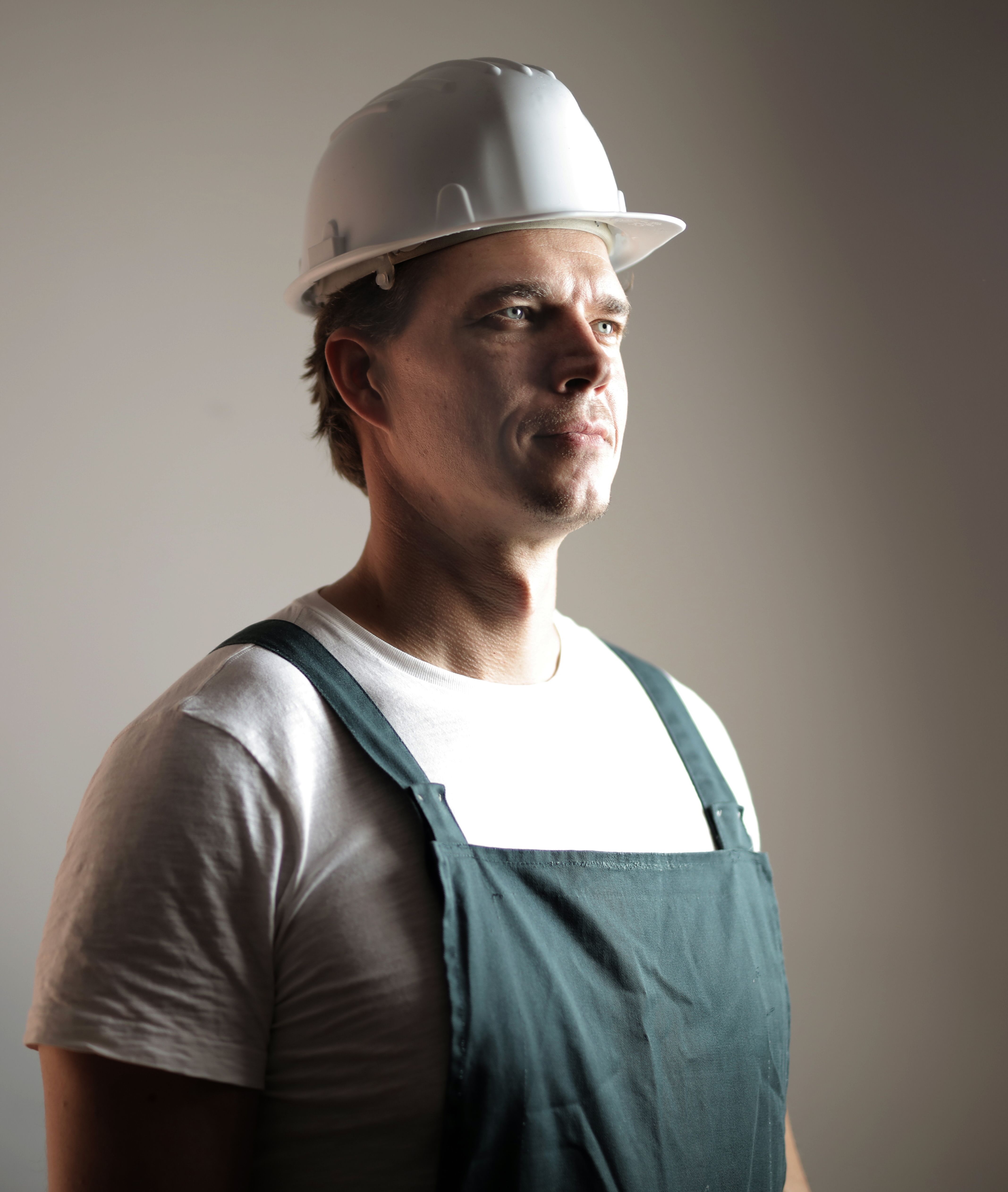 Profesional de reformas gestionando su negocio