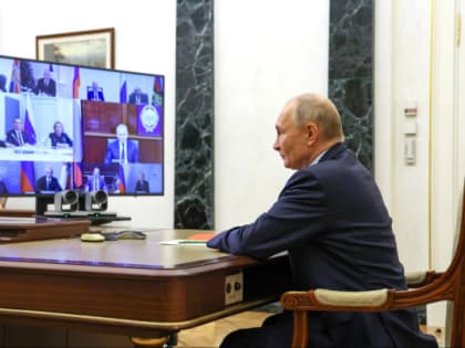 Путин поздравил военнослужащих с наступающим Новым годом