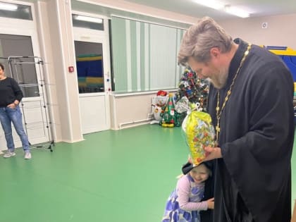 Батюшки поздравили детей с Рождеством Христовым