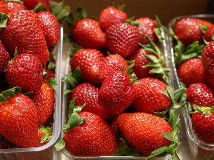 СМИ: Клубника в 2024 году подорожала на 20%. Россиян предупреждают, что цена еще может подняться