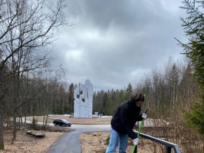 Волонтёры Ломоносовского района провели уборку территории мемориала «Высота 105.3»