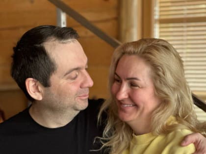 Раненый губернатор Чибис дома. В бандаже, но с улыбкой