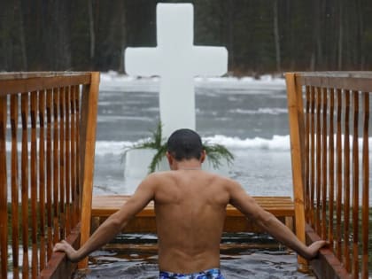 В прорубь - с головой. Врач рассказала, как безопасно окунаться накануне Крещения Господня