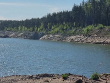 Этот мусор будет вечным. НЭО вытаскивает из воды карьер