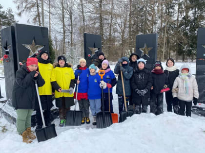 Убрали территорию у «Сквера памяти»