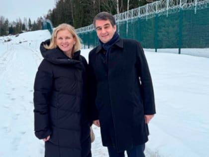 Заместитель Урсулы фон дер Ляйен приехал на границу Ленобласти и сделал селфи у финского забора