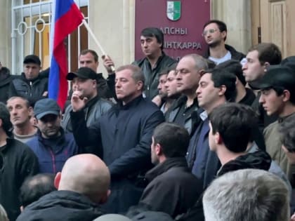 Конфликт власти в Абхазии: оппозиция выдвигает кандидатов на пост президента