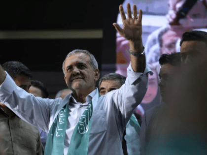 Реформист Пезешкиан лидирует на выборах главы Ирана после подсчета 19 миллионов голосов