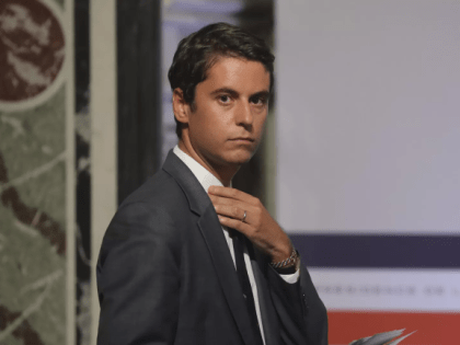 Премьер Франции Атталь заявил, что подаст в отставку в понедельник утром