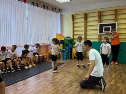 С сегодняшнего дня студенты групп ФК-22 и ФК-24 по специальности «Физическая культура» помогают в проведении физкультурно-спортивных занятий