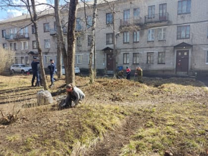 Жители военного городка Озёрное вышли на субботник