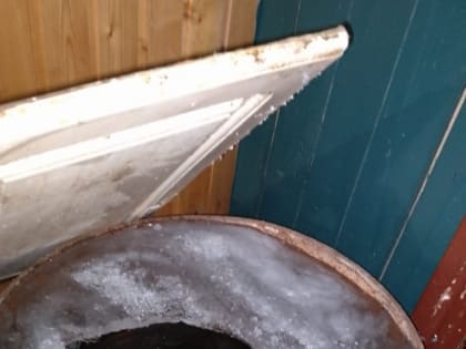 Без тепла, воды и со льдом в унитазе. Старикам в Сиверском оставили только замерзшие бочки