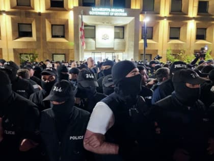Протестующих против закона об иноагентах разгоняют в Тбилиси перцем и резиновыми пулями