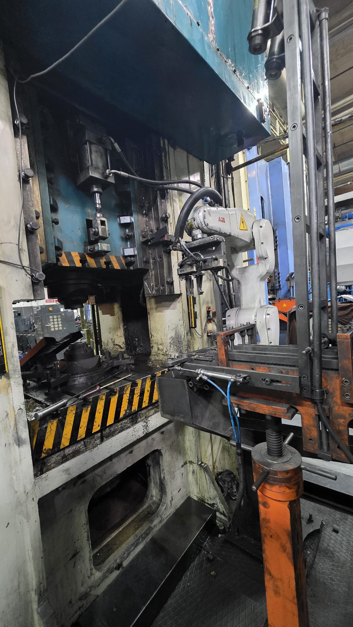 Akbaşlar 200 ton Robotized Eccentric Press with Furnace - Brass Hot Forging Press