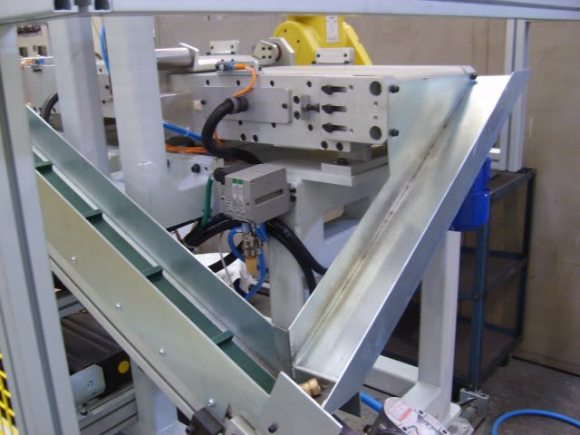 M.T. ZANETTI - FANUC - 6 Axis Loading and Unloading Robot for Transfer Machines - Robotized Automation Applications - 9