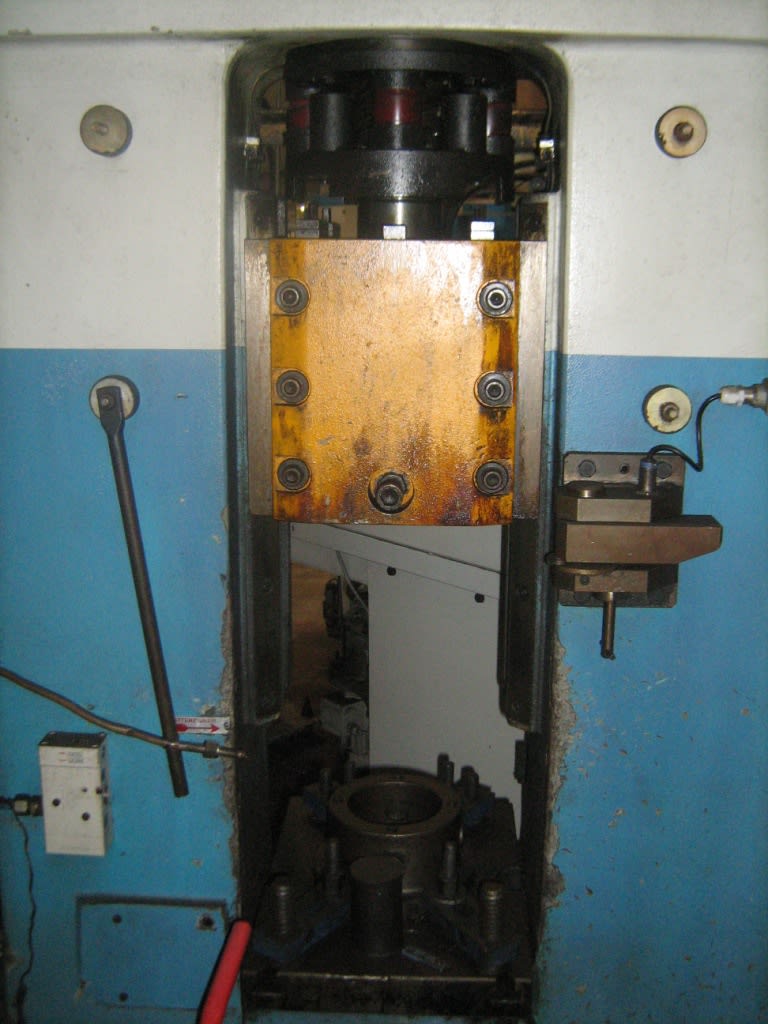 FPM - Dellavia Friksiyon Pres ve Elind Marka Kısmi Parça Isıtma Ocaklı M24 Civata Dövme Hattı - - Screw Press