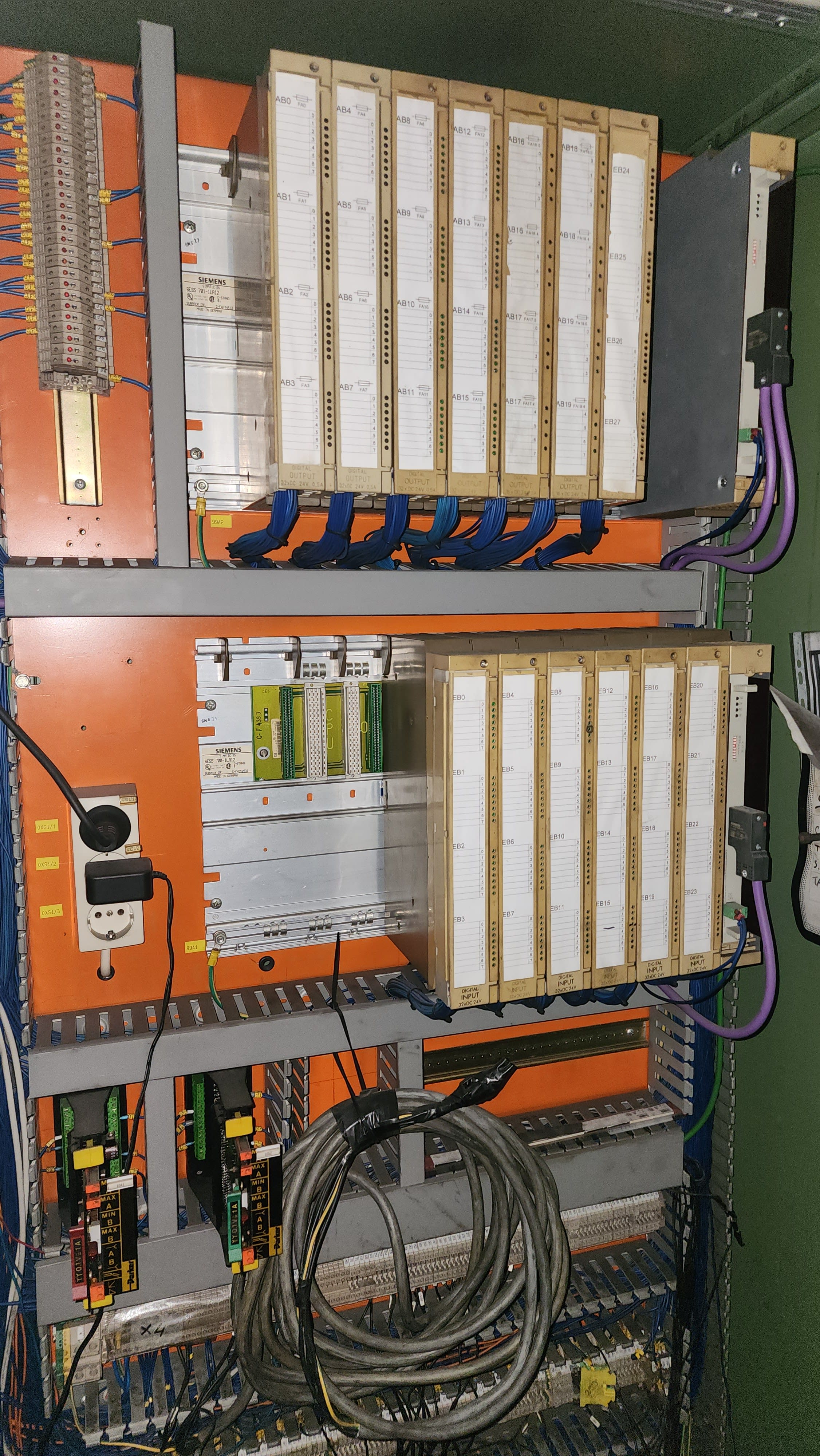 OMS 2 Robotized Die Casting Islands, 500 and 750 ton Die Casting Presses, Melting Furnaces and Trimmin Presses - Die Casting Press - 36