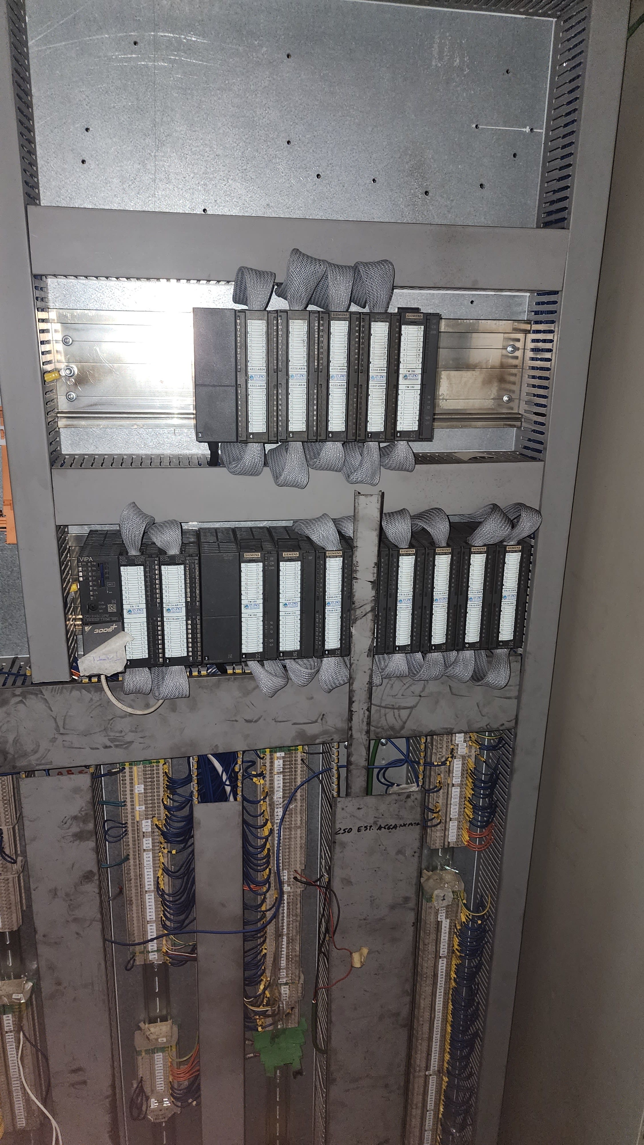 OMS 2 Robotized Die Casting Islands, 500 and 750 ton Die Casting Presses, Melting Furnaces and Trimmin Presses - Die Casting Press - 32