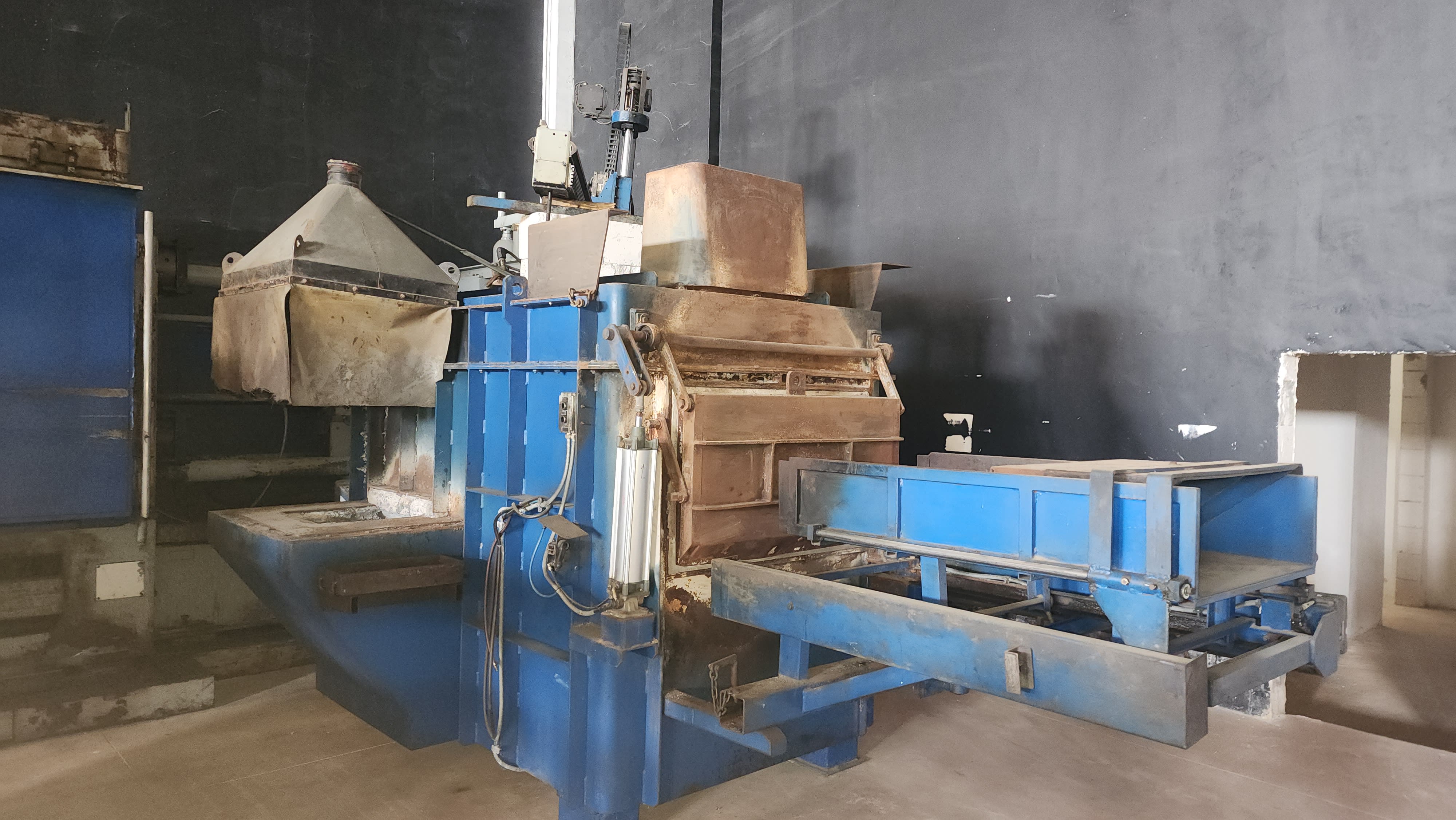 OMS 2 Robotized Die Casting Islands, 500 and 750 ton Die Casting Presses, Melting Furnaces and Trimmin Presses - Die Casting Press - 2