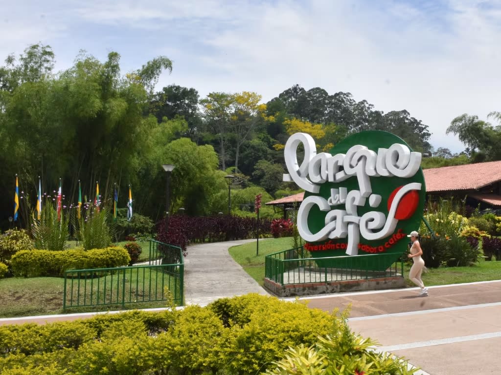 Reaperturas, cierres y ayuda: el estado actual de los parques temáticos