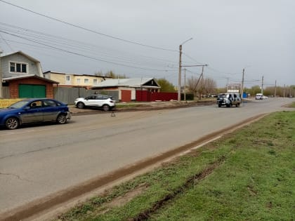 В Оренбурге на улице Амурской автомобилисты попадают в ДТП из-за огромной лужи