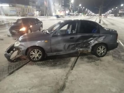 В Новотроицке столкнулись две иномарки