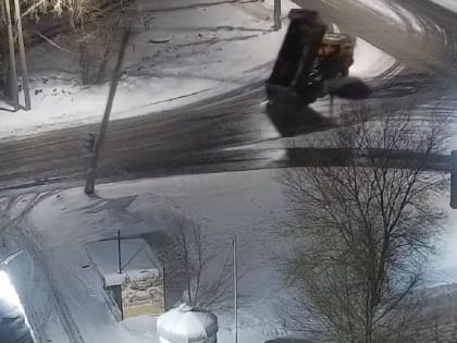 В Оренбурге грузовик сломал светофор на улице Беляевской