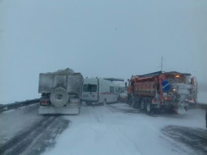 В ДТП с 10 автомобилями на трассе Оренбург-Орск пострадали три человека