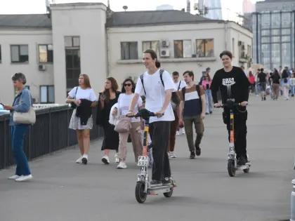 Оренбуржцам напомнили про штрафы за езду на электросамокатах