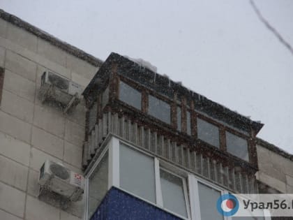 В России уборку снега и наледи с балконов хотят поручить коммунальным службам