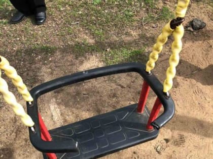 В Оренбурге на улице Липовой ребенок застрял в качели