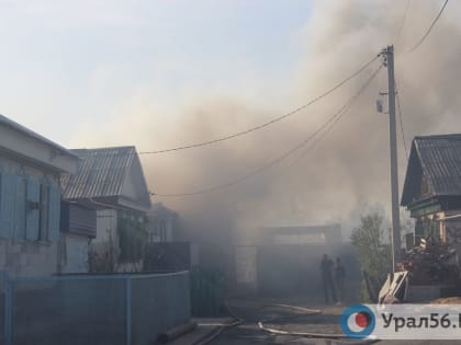 В Орске к тушению частных домов, огонь на которые перекинулся с сухой травы, задействован 41 человек