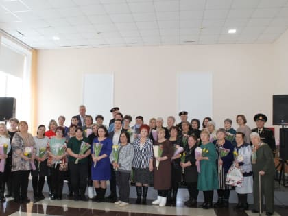 Цветы мамам героев дарят во всем Оренбуржье