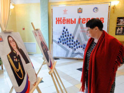 В Оренбурге открылась выставка «Жёны героев» спецоперации