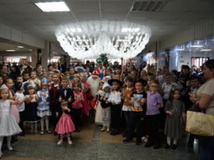 Глава города Бузулука Владимир Песков вручил Благодарственные письма волонтерам, оказывающим помощь участникам СВО