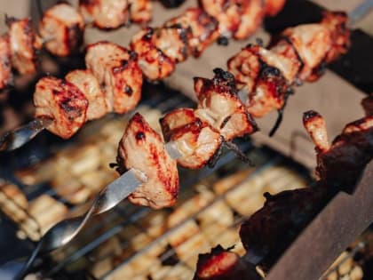 Врач-гастроэнтеролог рассказала, чем опасно переедание шашлыка