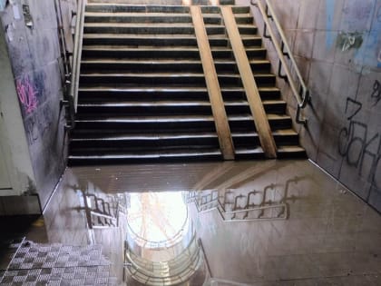 Студенты ОГУ утопают в лужах в подземном переходе на проспекте Победы